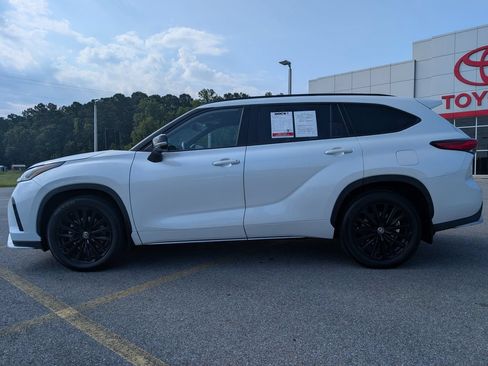 Used 2023 Toyota Highlander XSE FWD image 2