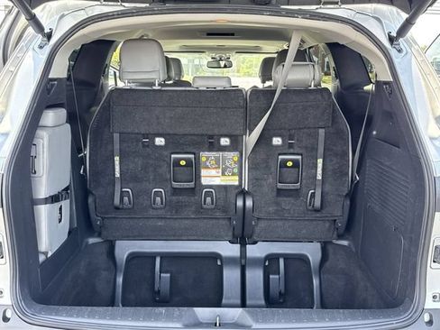 Used 2025 Toyota Sienna XLE FWD image 11