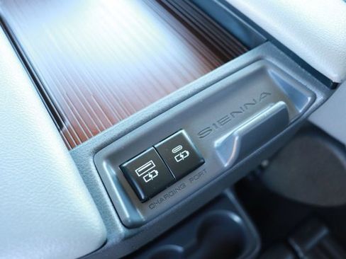 Used 2023 Toyota Sienna XLE image 17