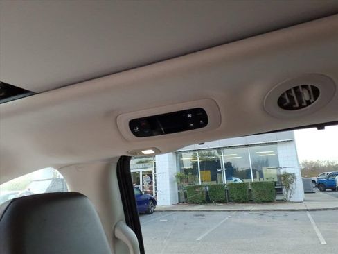 Used 2023 Chrysler Pacifica Limited image 10