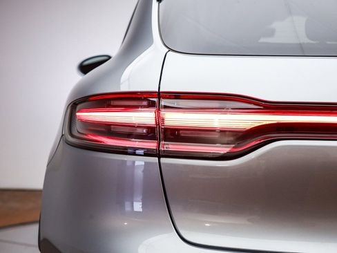 Certified 2025 Porsche Macan image 8