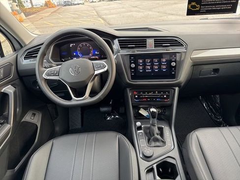 New 2024 Volkswagen Tiguan SE image 30