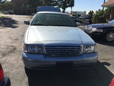 Used 2011 Ford Crown Victoria LX w/ Comfort Appearance Pkg image 2