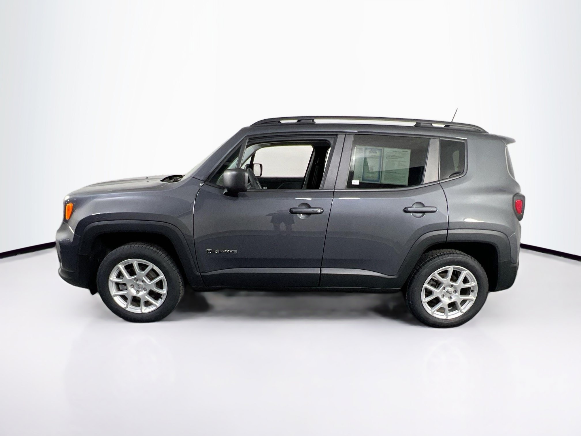 Used 2022 Jeep Renegade Latitude AWD/4WD image 8