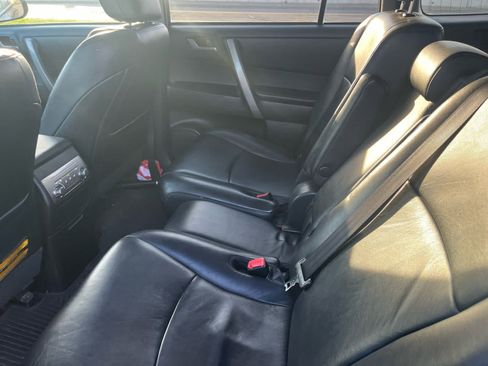 Used 2012 Toyota Highlander SE w/ Tow Pkg AWD/4WD image 9