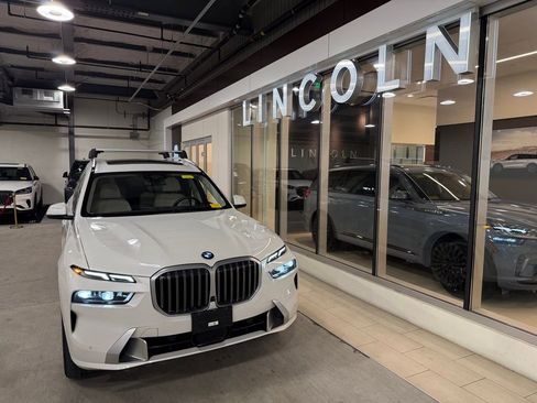 Used 2023 BMW X7 xDrive40i w/ Premium Package AWD/4WD image 2