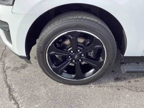 Used 2022 Ford Expedition Limited image 9