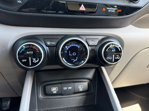 Used 2025 Hyundai Venue SEL FWD image 12