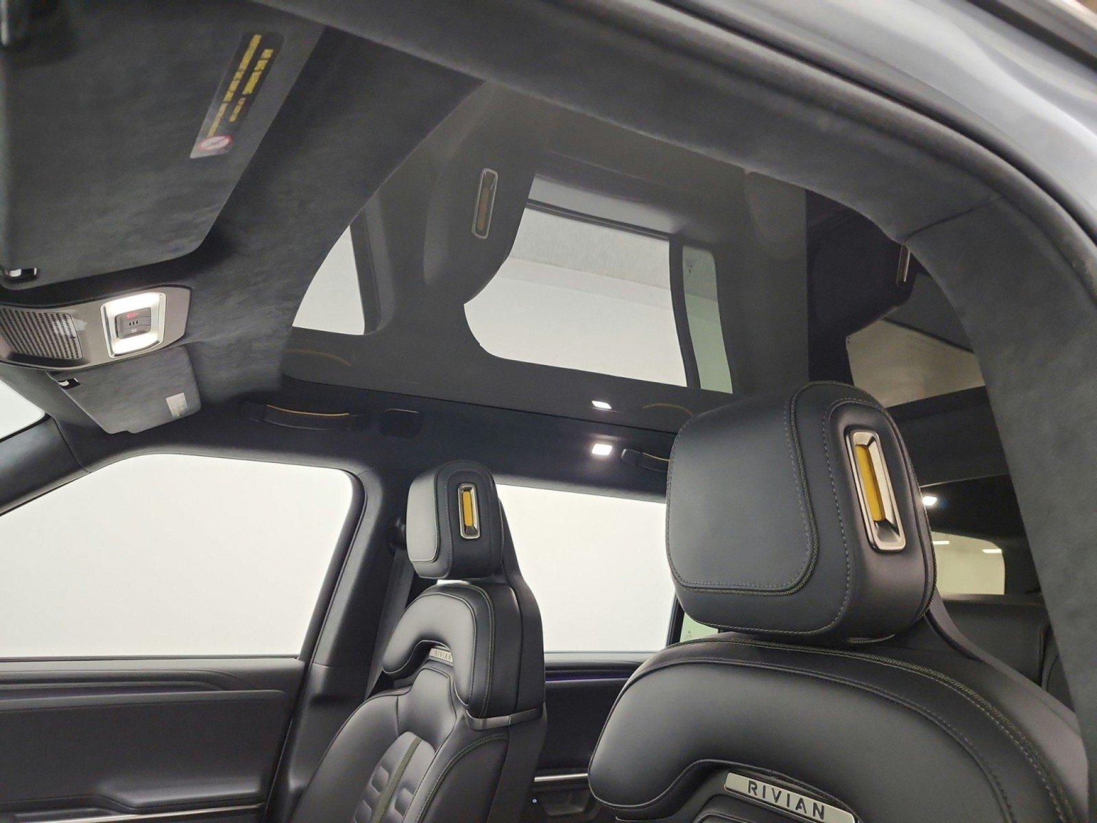 Used 2025 Rivian R1S Adventure Dual AWD/4WD image 11