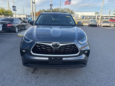 Used 2021 Toyota Highlander XLE image 3