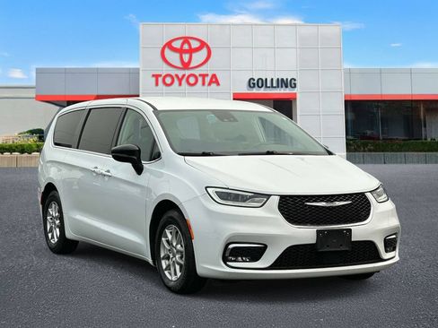 Used 2024 Chrysler Pacifica Touring-L FWD image 7