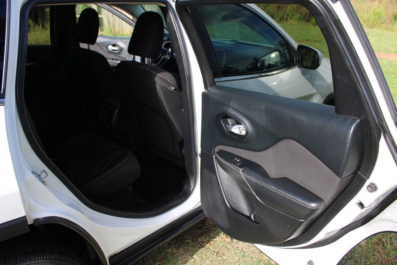 Used 2015 Jeep Cherokee Latitude w/ Comfort/Convenience Group AWD/4WD image 40