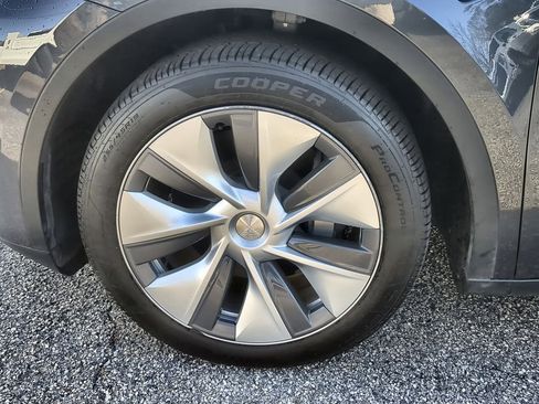 Used 2023 Tesla Model Y Long Range image 32