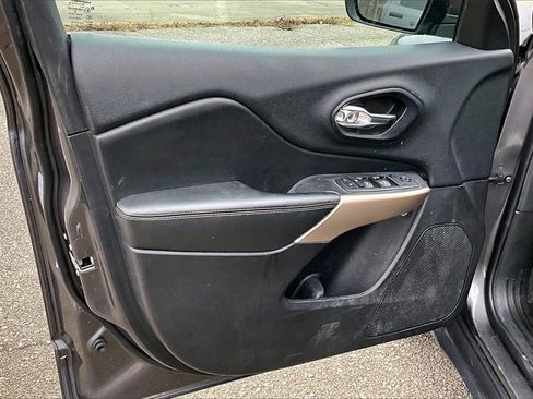 Used 2018 Jeep Cherokee Limited image 22