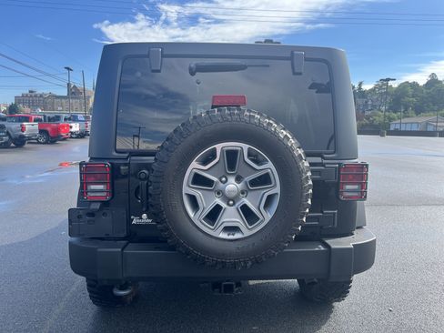 Used 2017 Jeep Wrangler Unlimited Rubicon w/ Connectivity Group AWD/4WD image 14