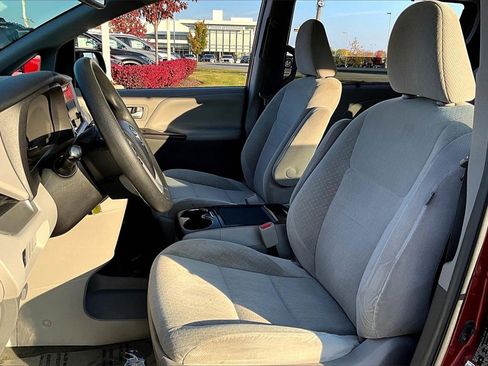 Used 2017 Toyota Sienna LE image 17