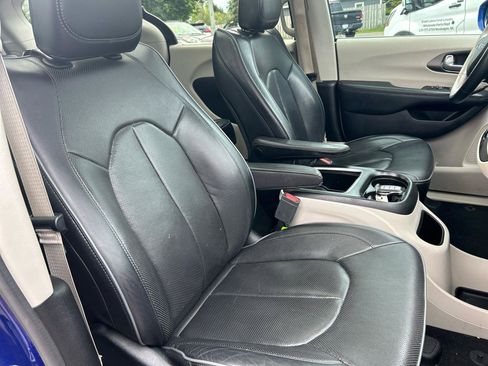 Used 2019 Chrysler Pacifica Limited w/ Tire & Wheel Group FWD image 32