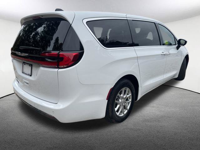 Used 2026 Chrysler Pacifica Select FWD image 14