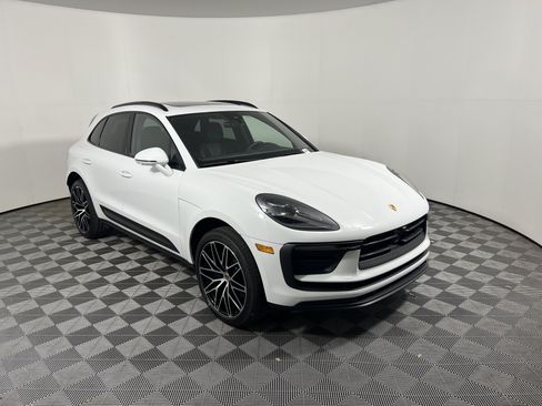 Certified 2026 Porsche Macan AWD/4WD image 9