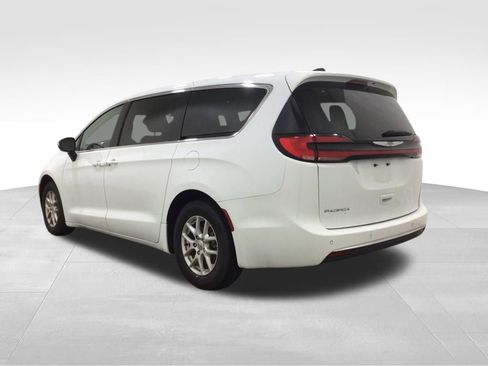 Used 2023 Chrysler Pacifica Touring-L FWD image 3