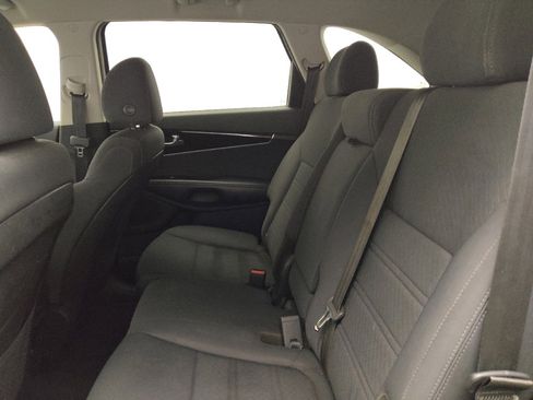 Used 2019 Kia Sorento LX image 18