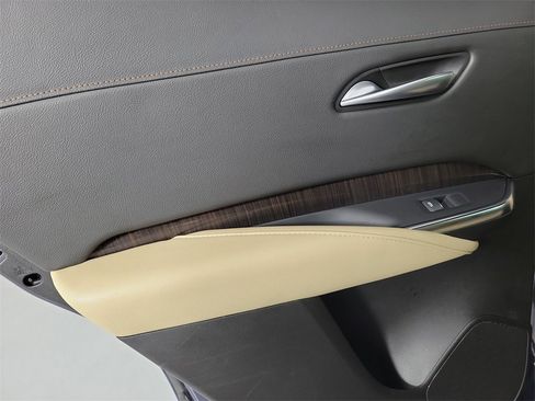 Certified 2025 Cadillac XT4 Premium Luxury image 13