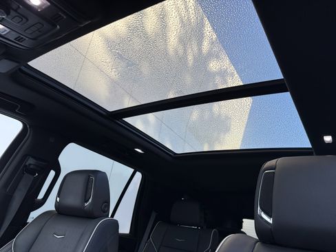 Used 2023 Cadillac Escalade Premium Luxury w/ Performance Package image 18