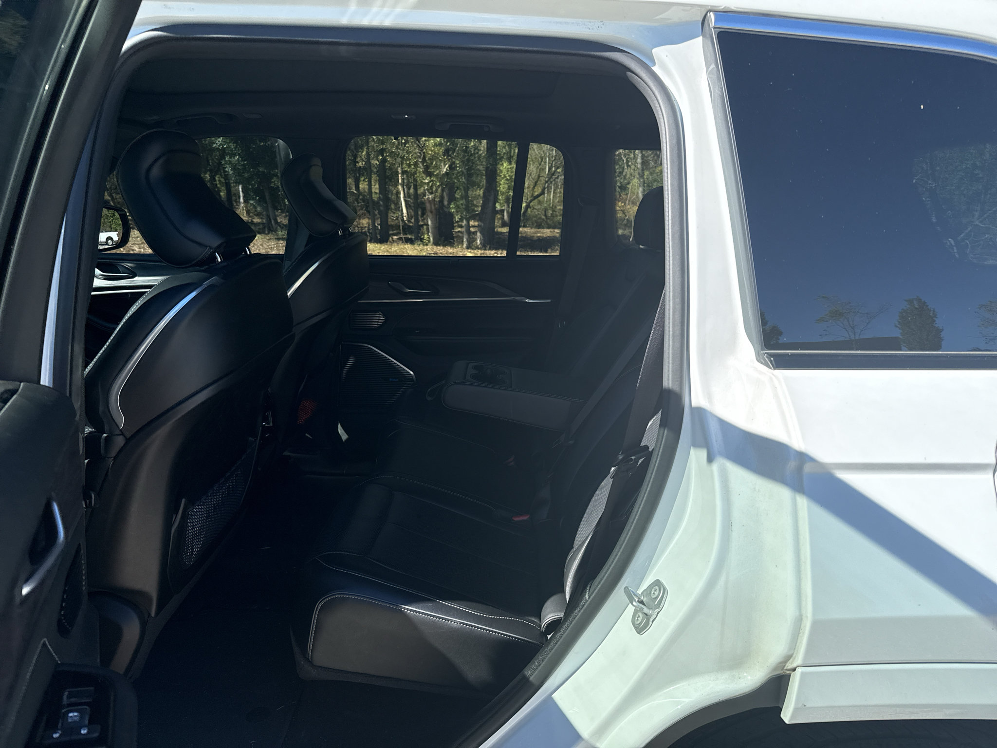 Used 2022 Jeep Grand Cherokee Overland w/ Advanced Protech Group III AWD/4WD image 8