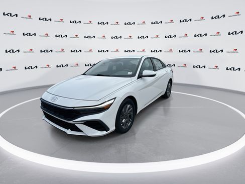 Used 2024 Hyundai Elantra SEL FWD image 4
