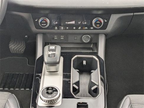 Used 2025 Mitsubishi Outlander SE image 18