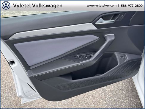 Certified 2025 Volkswagen Jetta SE w/ Sunroof Package image 15