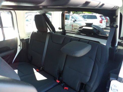 Used 2018 Jeep Wrangler Unlimited Sahara AWD/4WD image 22