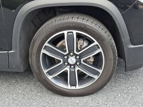 Used 2023 GMC Acadia SLT w/ Technology Package AWD/4WD image 11