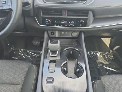 Used 2024 Nissan Rogue SV image 3