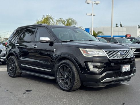 Used 2017 Ford Explorer Platinum image 4