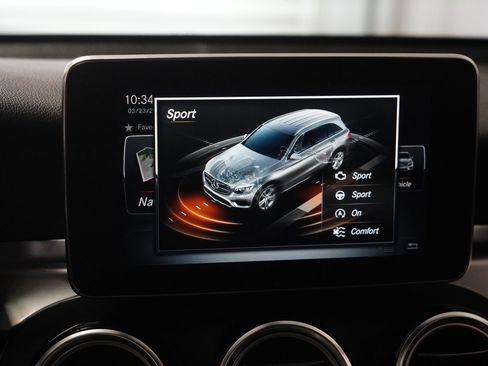 Used 2018 Mercedes-Benz GLC 300 4MATIC image 24