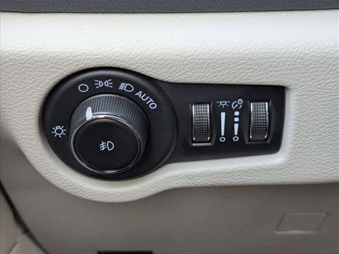 Used 2023 Chrysler Pacifica Touring-L image 12