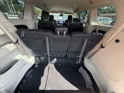 Used 2023 Chrysler Pacifica Touring-L FWD image 19