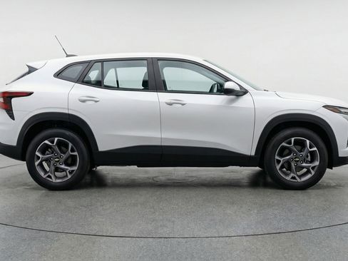 Used 2025 Chevrolet Trax LT FWD image 11