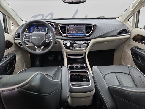 Used 2023 Chrysler Pacifica Limited FWD image 19