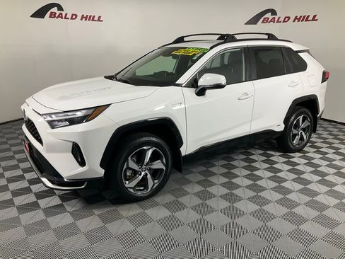 Used 2023 Toyota RAV4 SE image 3