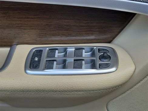 Used 2014 Jaguar XF image 27