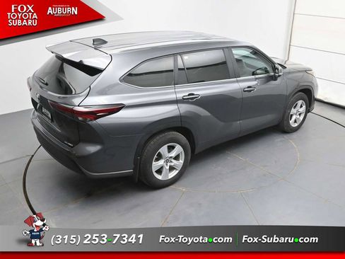 Used 2024 Toyota Highlander LE AWD/4WD image 28