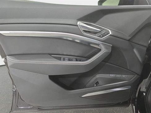 Used 2023 Audi e-tron Premium Plus w/ Premium Plus Package image 26