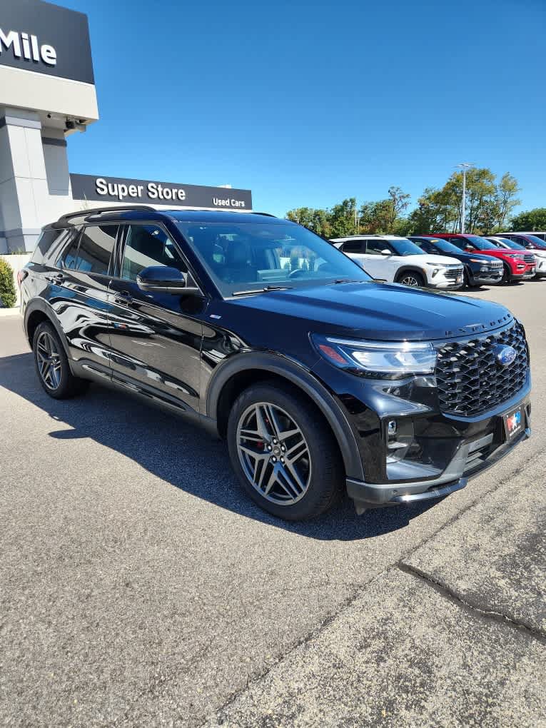 Used 2025 Ford Explorer ST-Line w/ ST-Line Street Pack AWD/4WD image 17