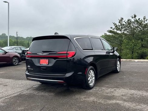 Used 2023 Chrysler Pacifica Touring-L FWD image 5