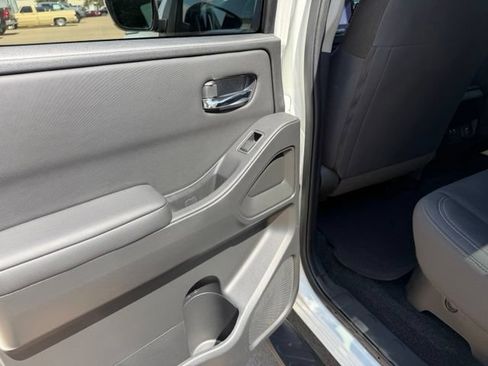 Used 2023 Nissan Frontier SV w/ SV Convenience Package RWD image 11