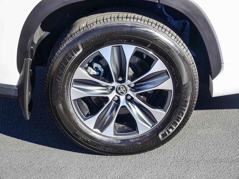 Certified 2025 Toyota Highlander XLE image 9