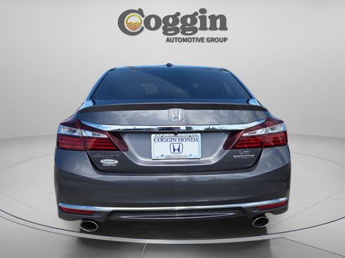 Used 2017 Honda Accord Touring image 4