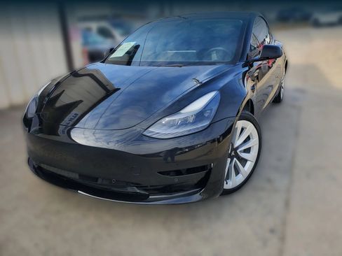 Used 2022 Tesla Model 3 Standard Range image 2